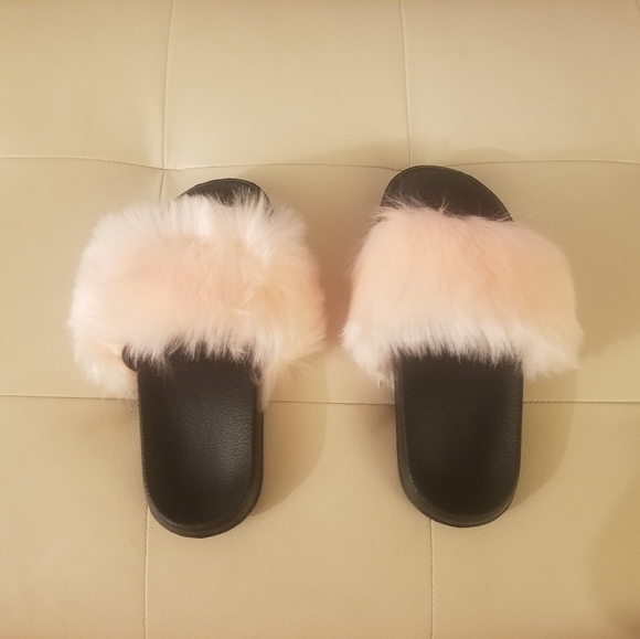 Faux fur Slides - Picture 1 of 4